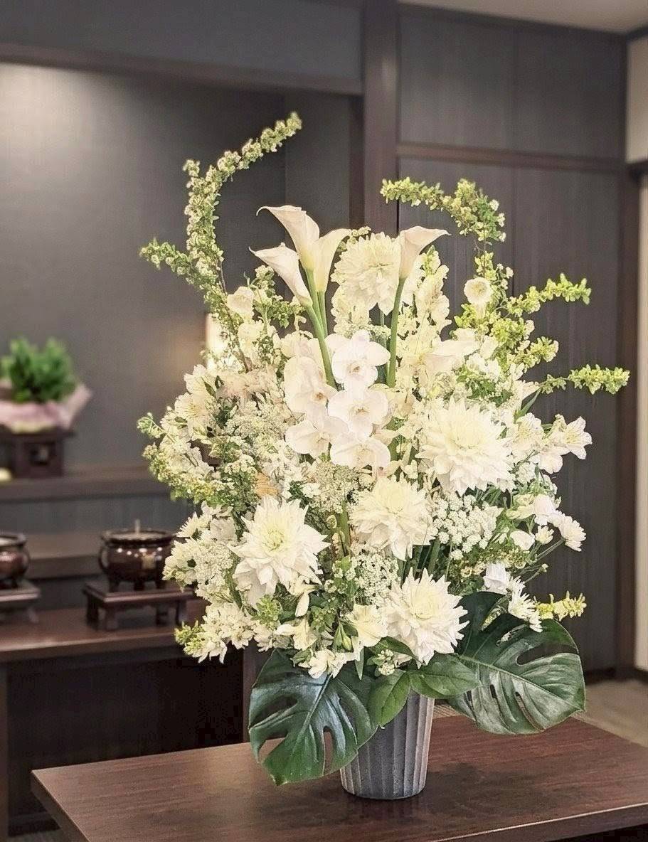 白い花を中心に仕立てたお供えアレンジメント